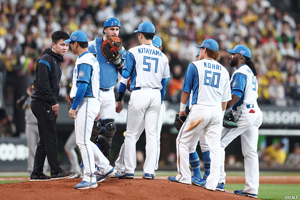 3回表、マウンドに集まる選手達
