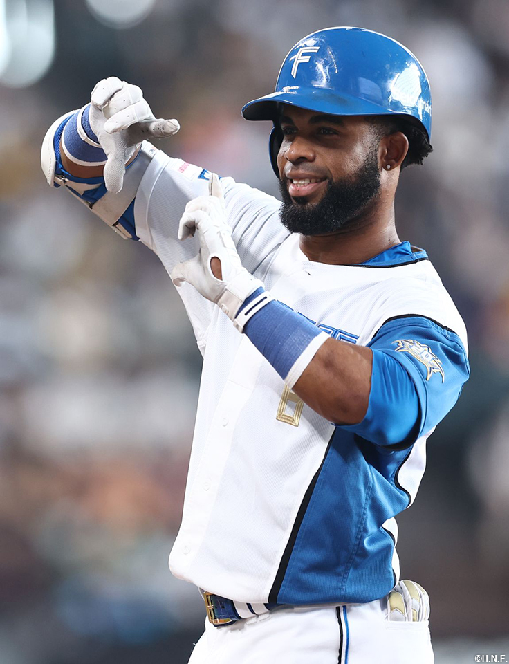 3回裏、レフトへヒットを放ったアルカンタラ選手