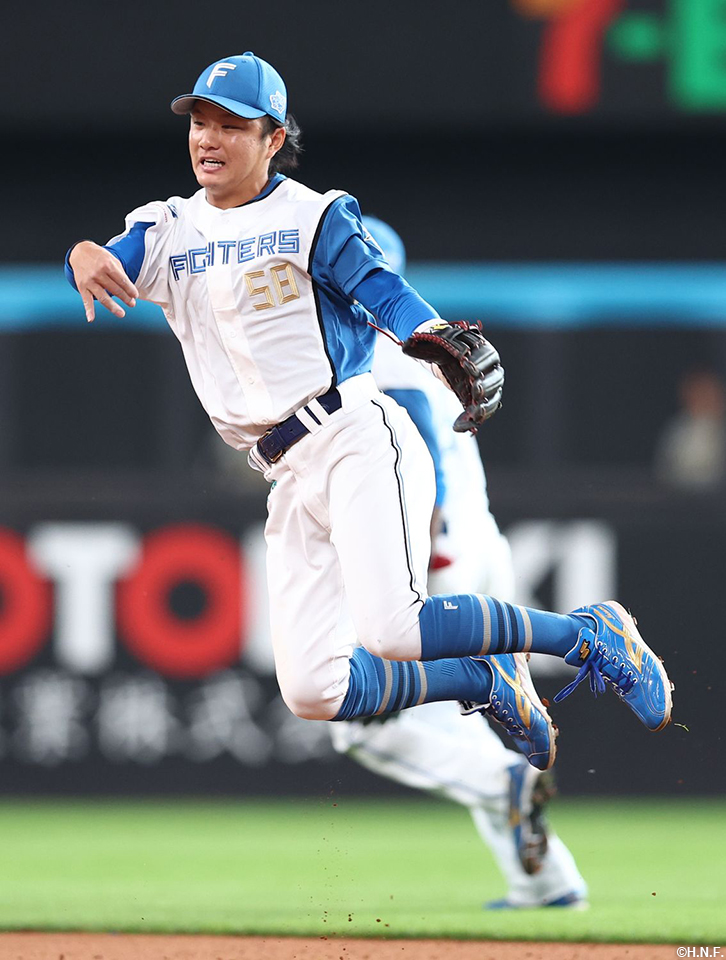 4回表、好守をみせる奈良間選手