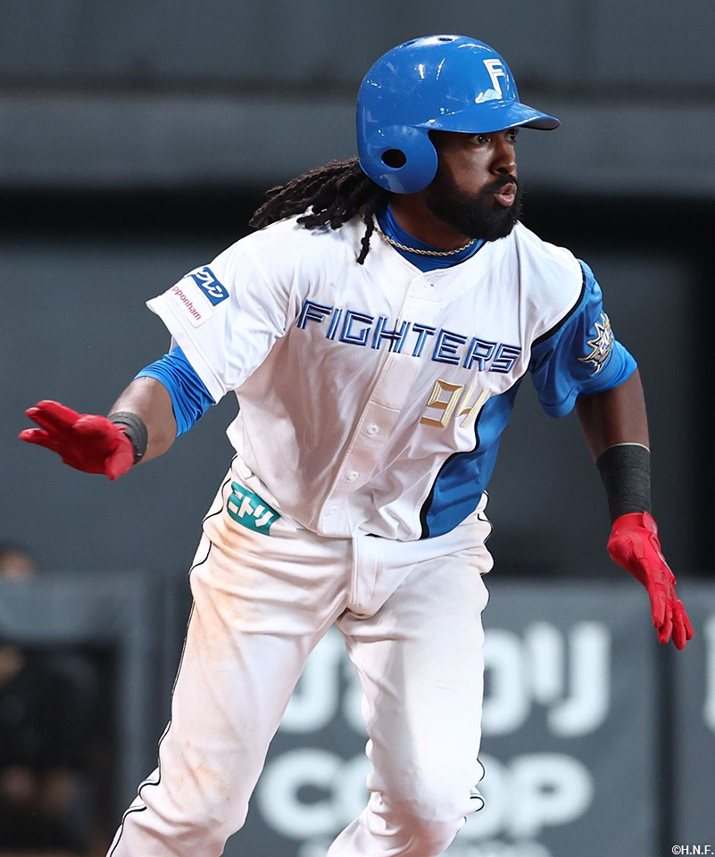 9回、センターへヒットを放ったハンソン選手