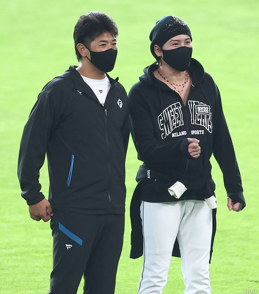 練習中の稲葉GMと新庄監督