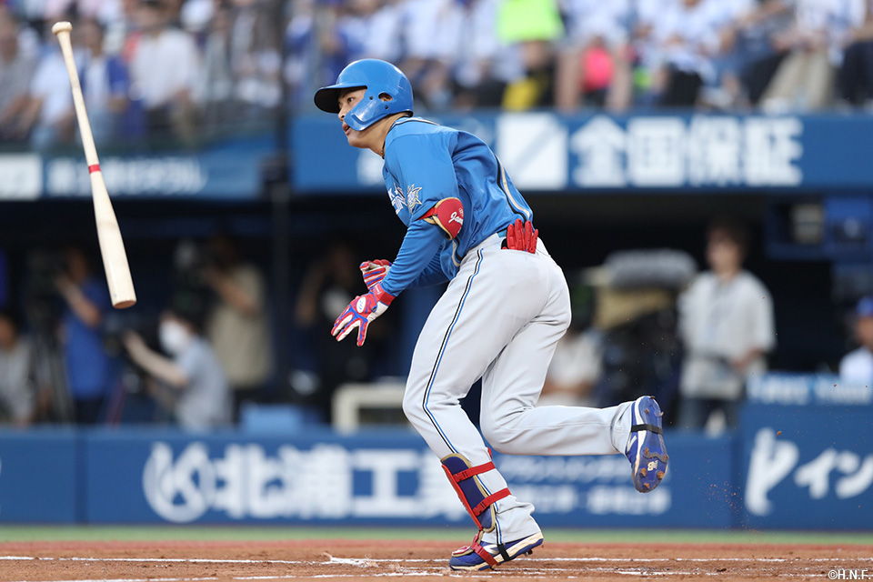 2回表、レフトへヒットを放つ野村選手