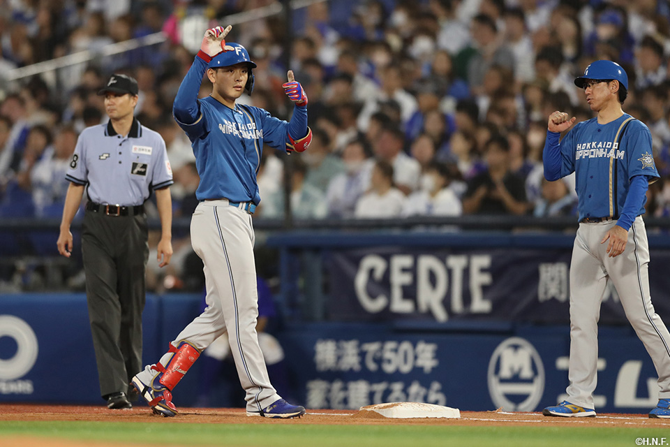 4回表、レフトへヒットを放った野村選手