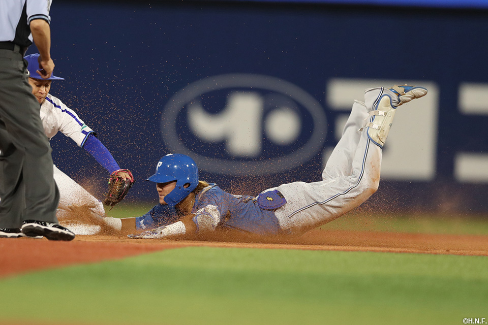 5回表、二塁打を放った郡選手