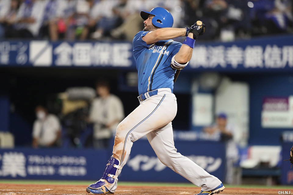 7回表、適時二塁打を放つマルティネス選手