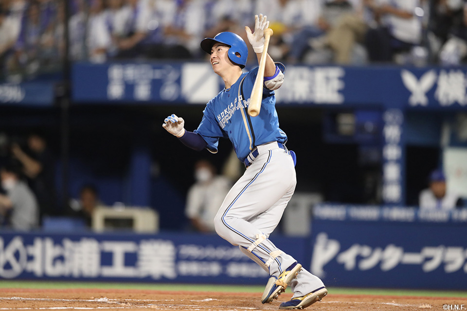 8回表、本塁打を放つ松本剛選手01