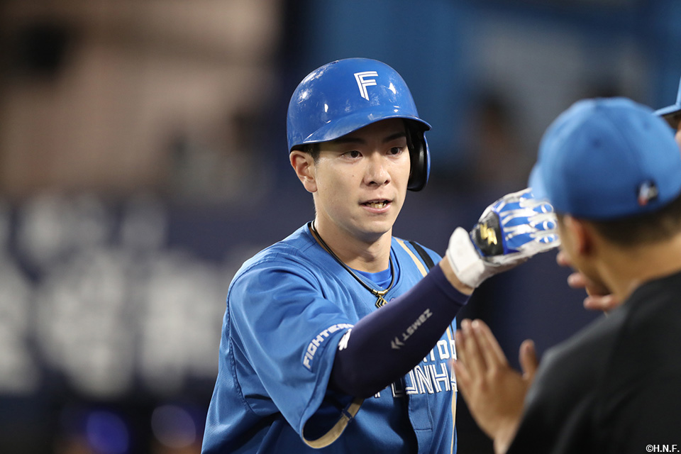 8回表、本塁打を放つ松本剛選手02