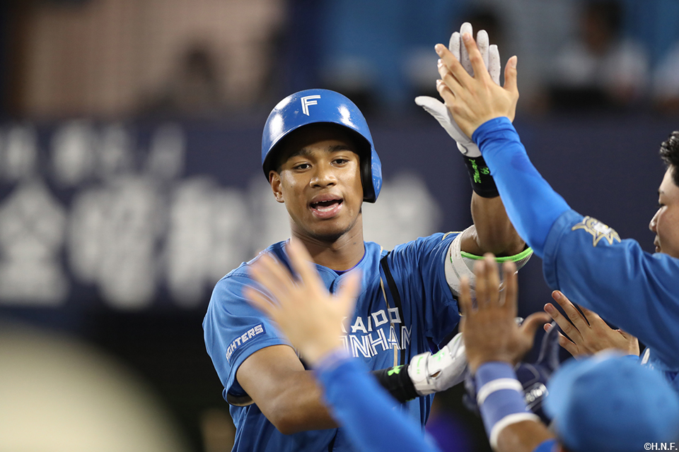 7回表、本塁打を放った万波選手03