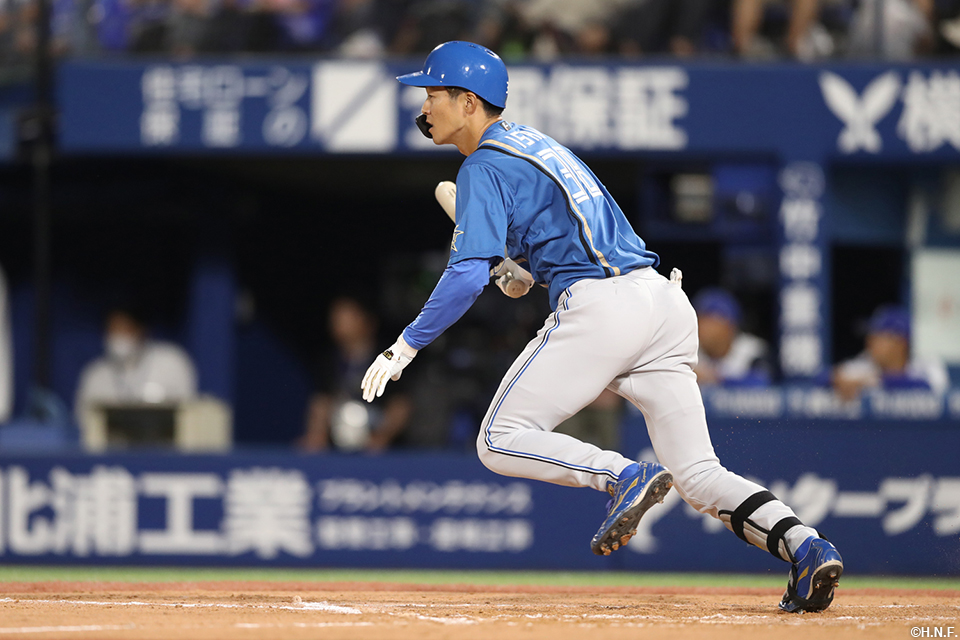 9回表、ライトへヒットを放つ石井選手