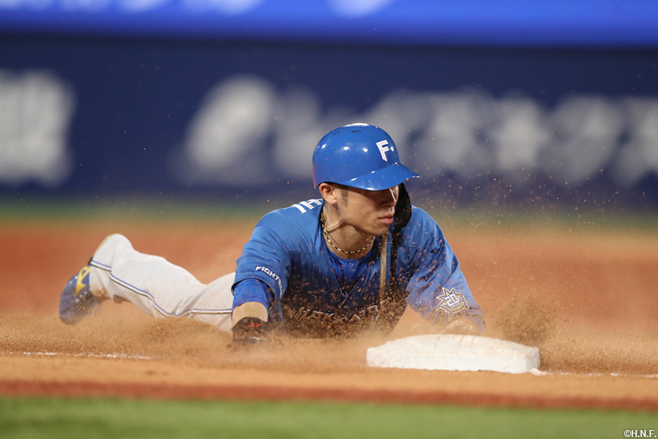 9回表、三盗を決める江越選手