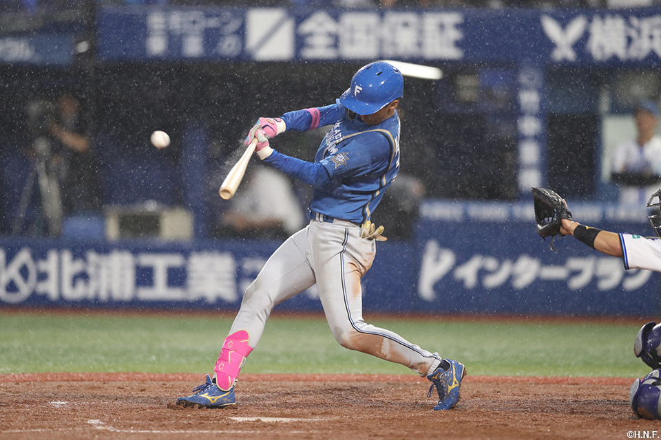 2回表、適時二塁打を放つ加藤豪選手