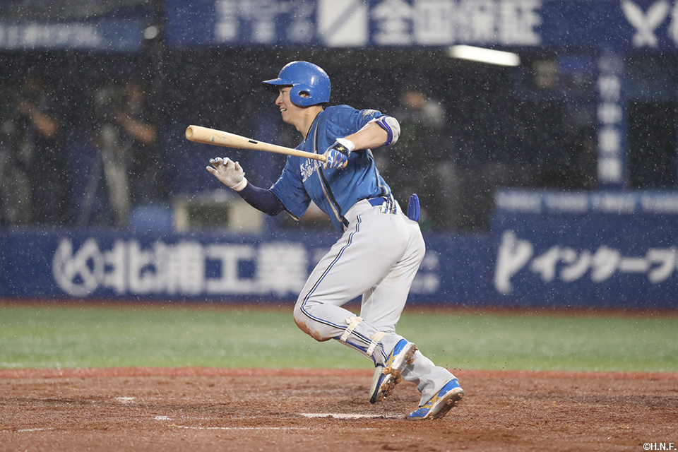 2回表、適時二塁打を放つ松本剛選手01