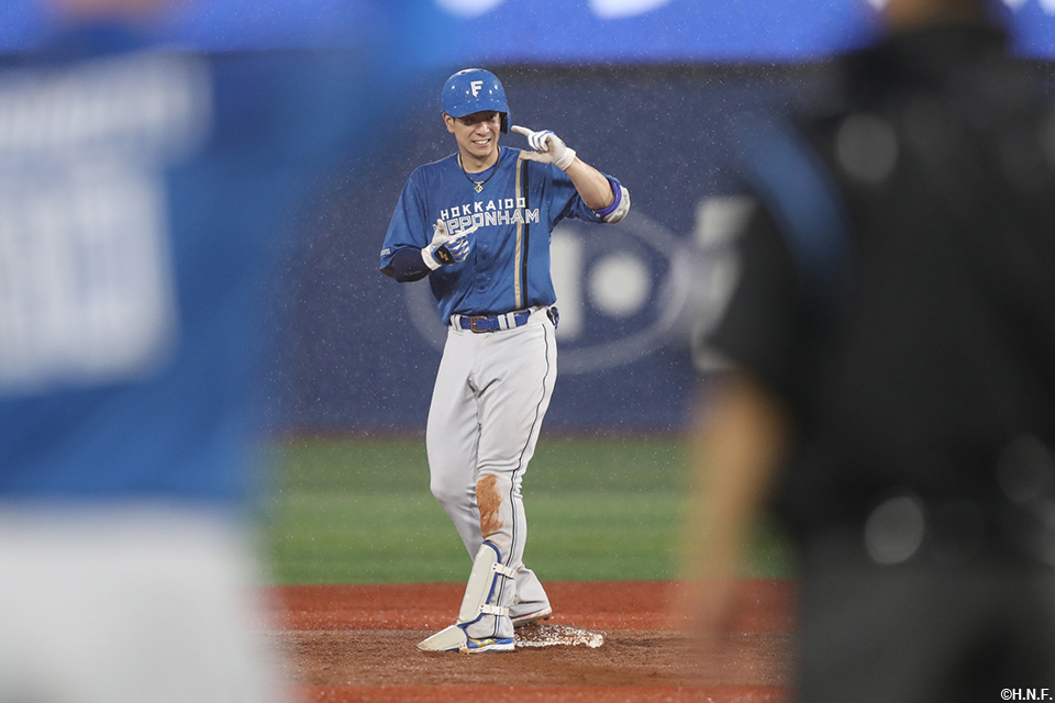 2回表、適時二塁打を放つ松本剛選手02