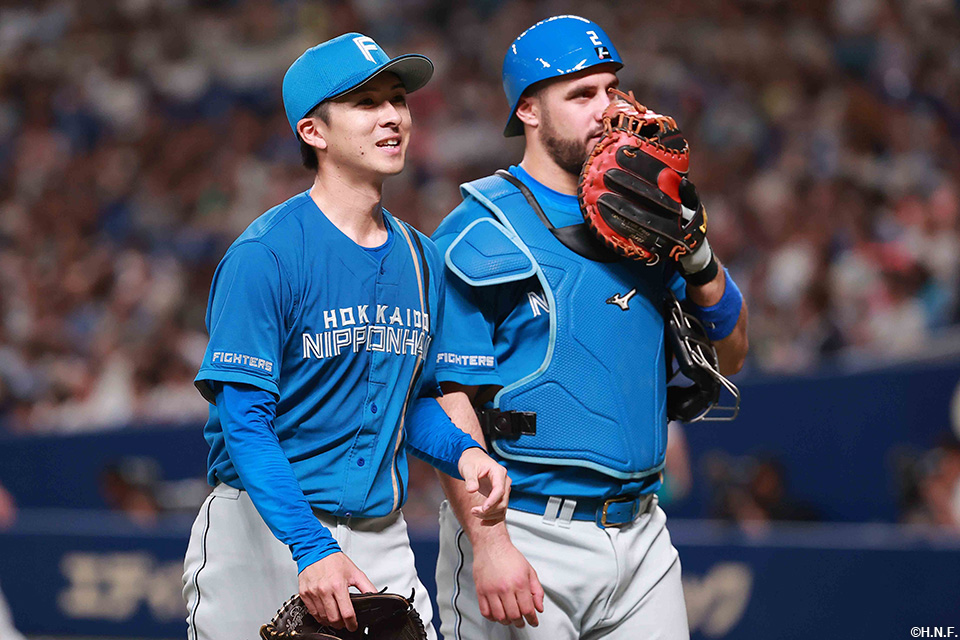 1回裏を抑えた上沢投手とマルティネス選手