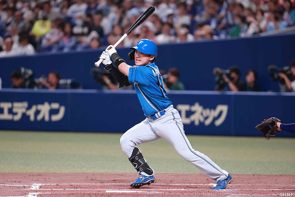 3回表、レフトへヒットを放つ上川畑選手