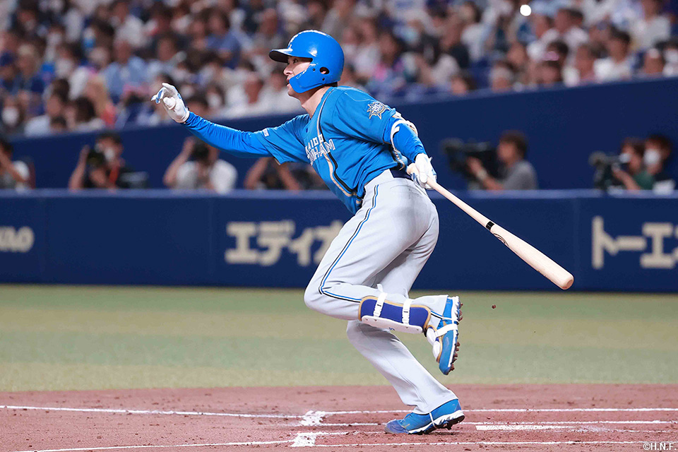 3回表、レフトへヒットを放つ上沢投手01