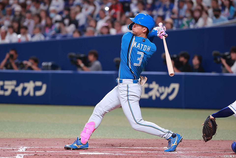 3回表、同点の犠牲フライを放つ加藤豪選手