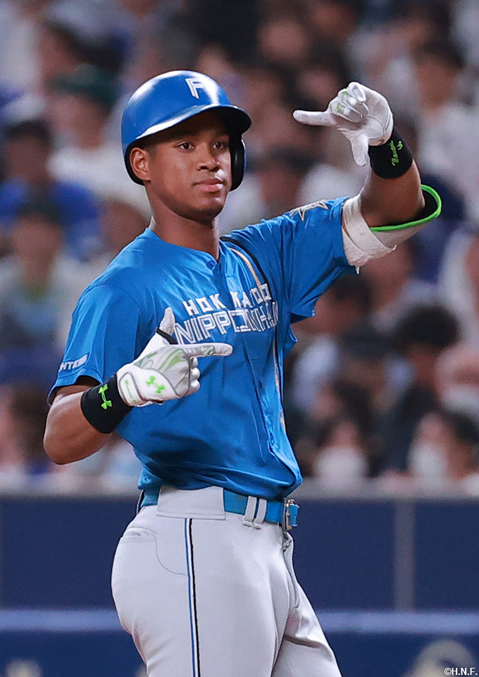 4回表、センターへヒットを放った万波選手