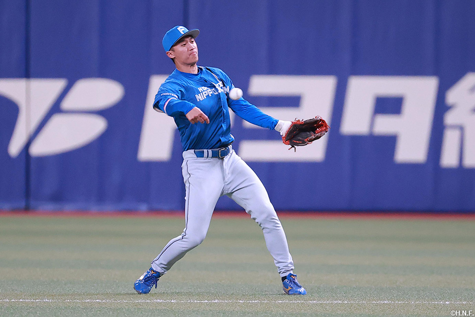 5回裏、好守をみせる加藤豪選手