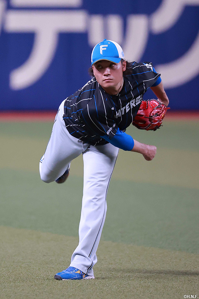 試合前練習の伊藤投手