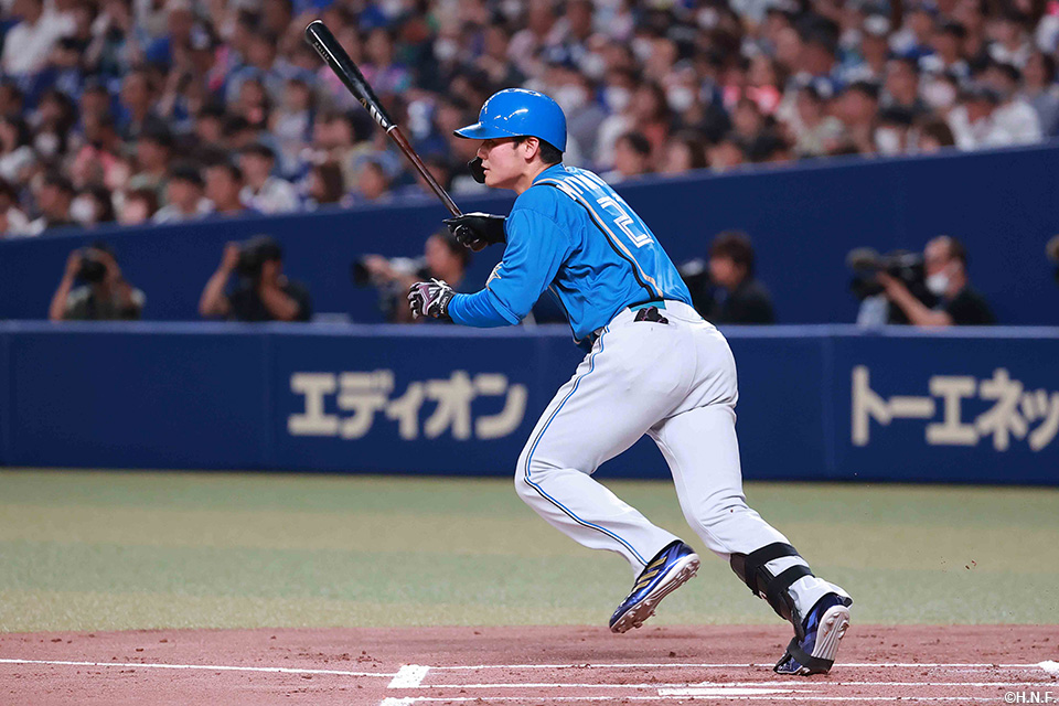 2回表、センターへヒットを放つ清宮選手