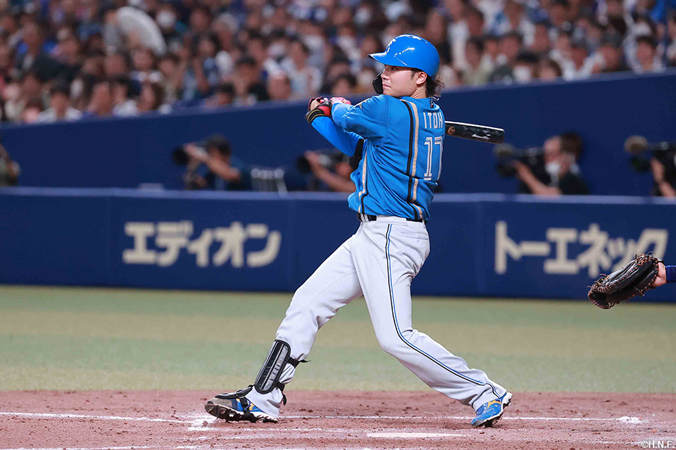 5回表、プロ初安打初打点となる適時二塁打を放つ伊藤投手