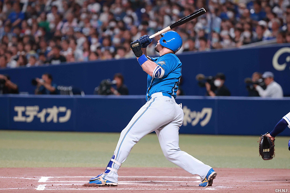 6回表、逆転3ランを放つマルティネス選手01