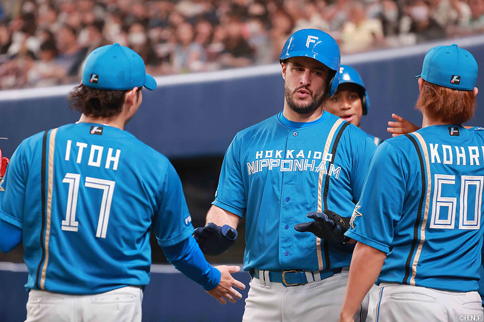 6回表、逆転3ランを放つマルティネス選手02