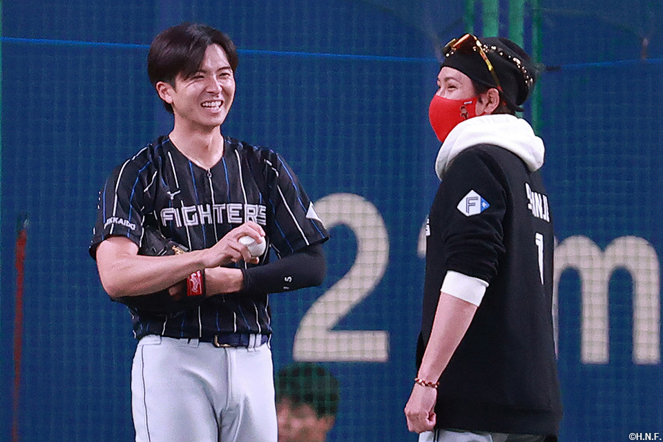 前日に白星をあげた上沢投手と新庄監督