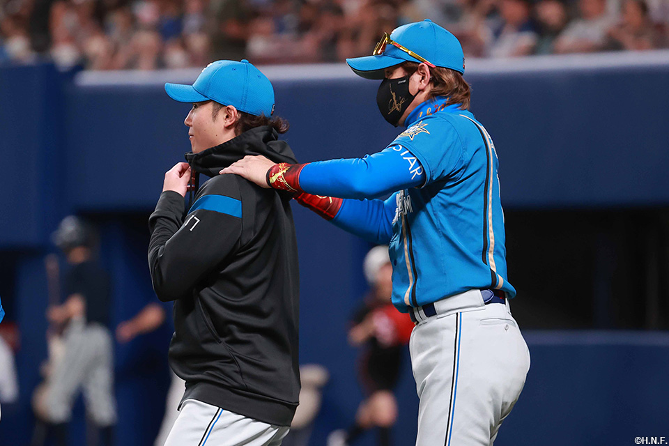 伊藤投手と新庄監督