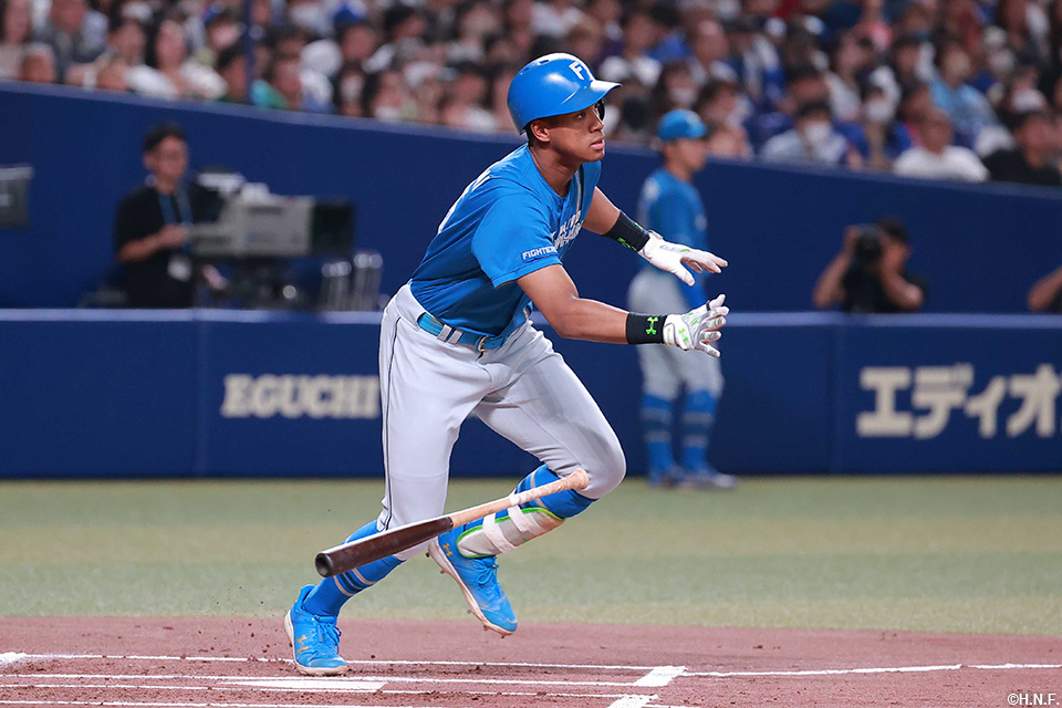 1回表、先制適時打を放つ万波選手01