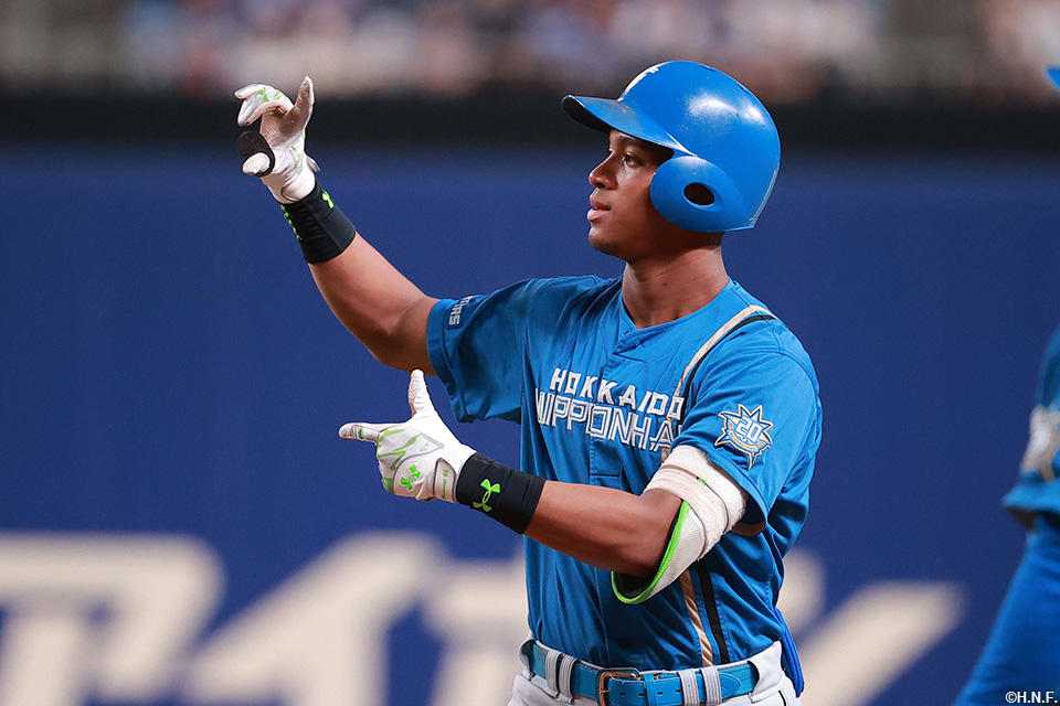1回表、先制適時打を放つ万波選手02