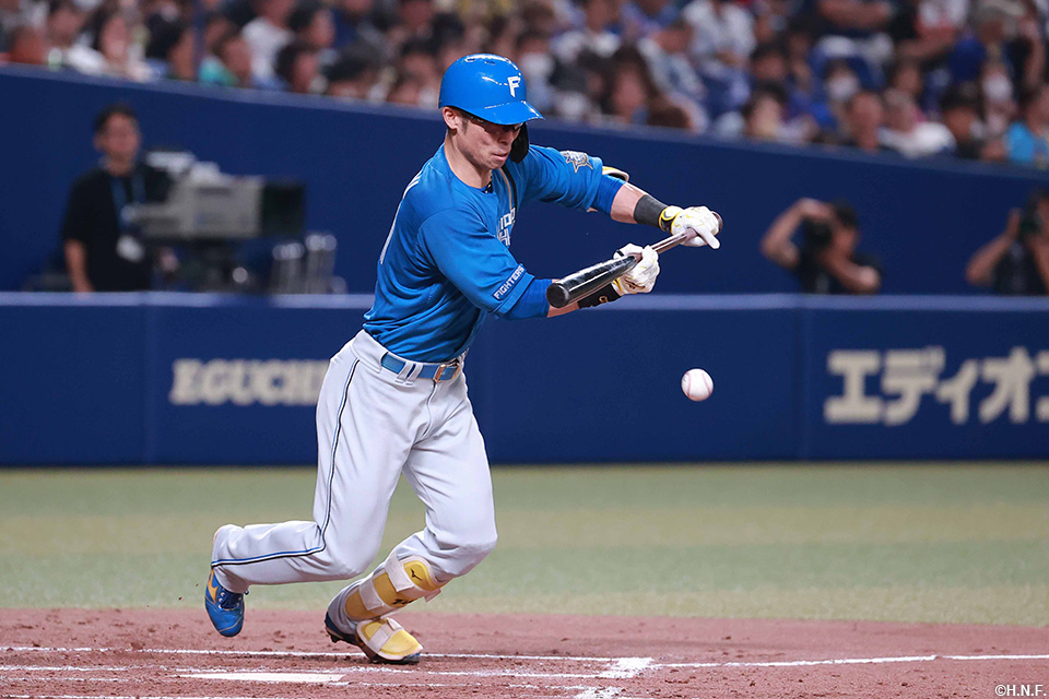 5回表、バントヒットをきめる江越選手