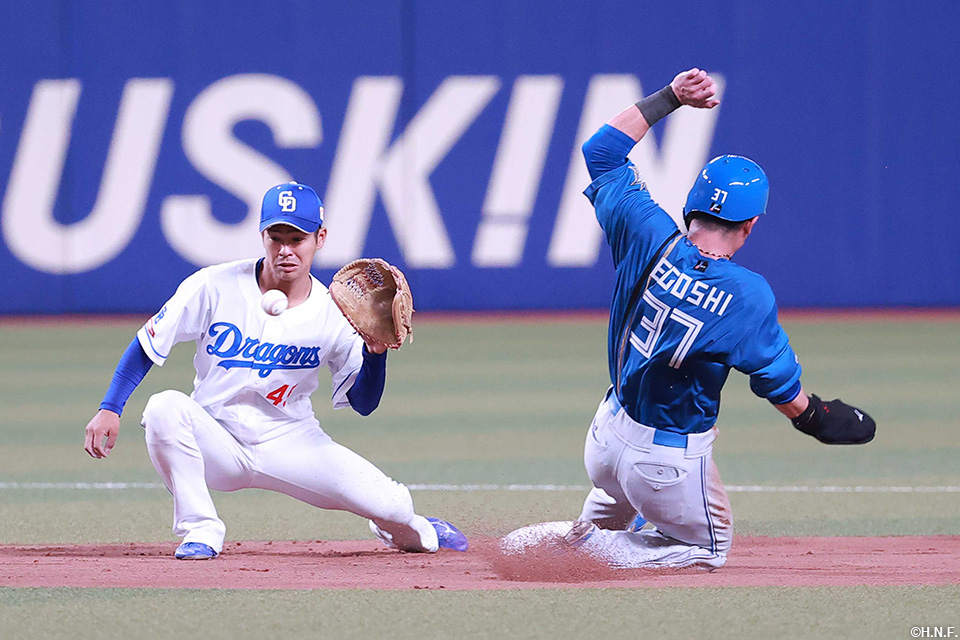 5回表、盗塁をきめる江越選手