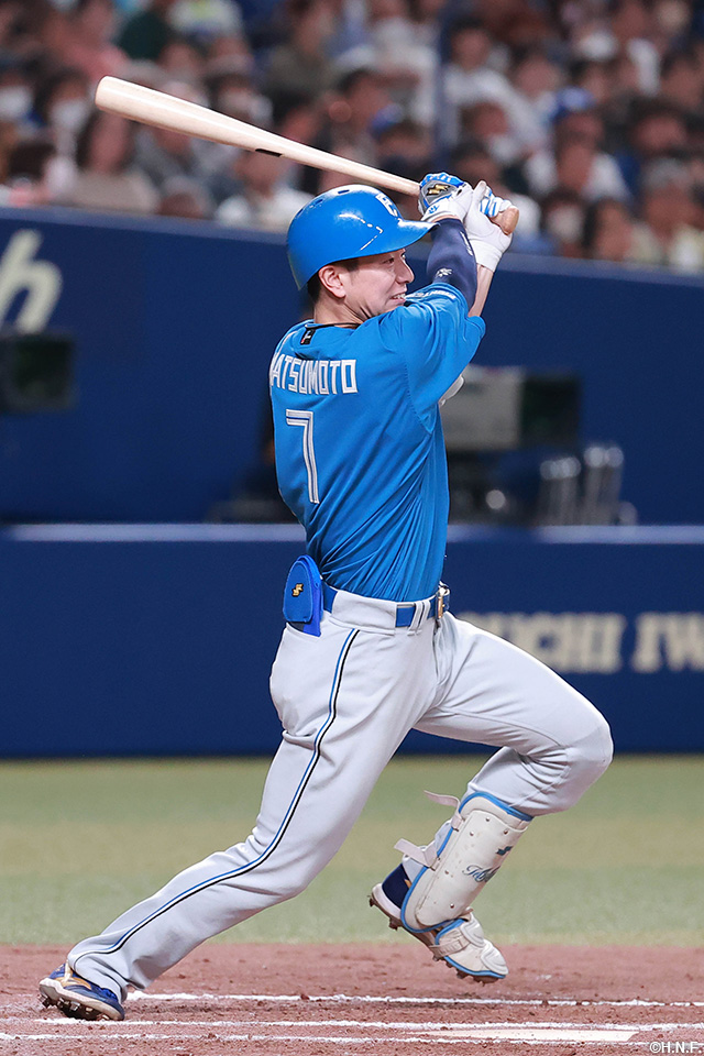 7回表、適時打を放つ松本剛選手