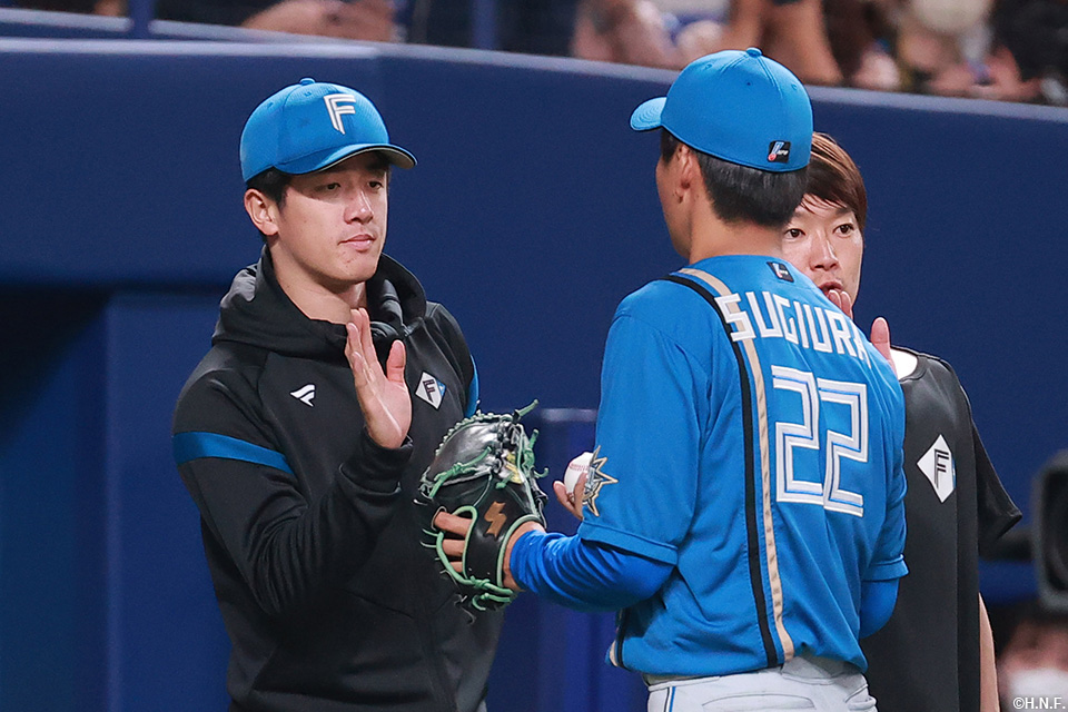 杉浦投手を迎える北山投手