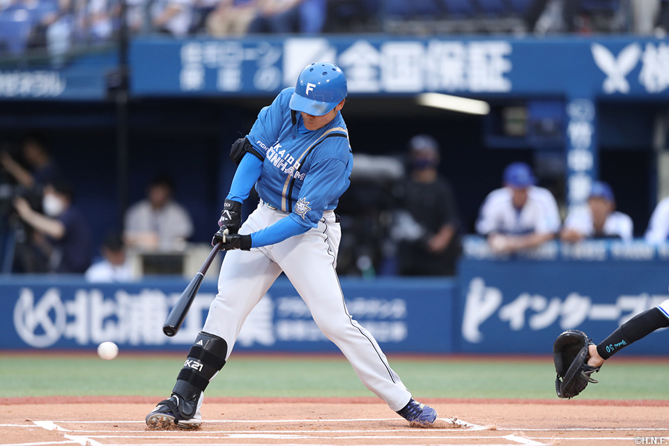 1回表、ライトへヒットを放つ清宮選手