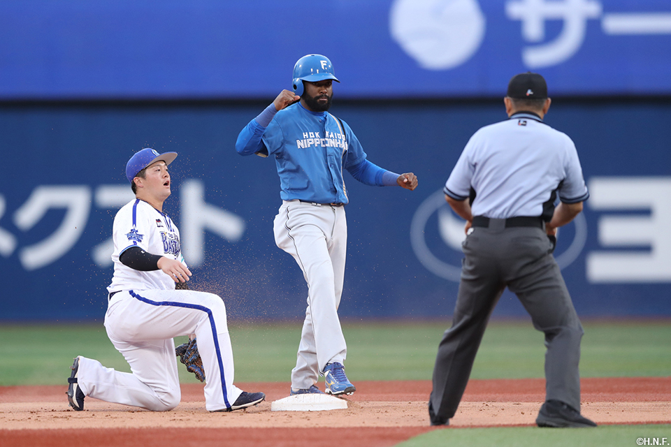 2回表、盗塁を成功したハンソン選手