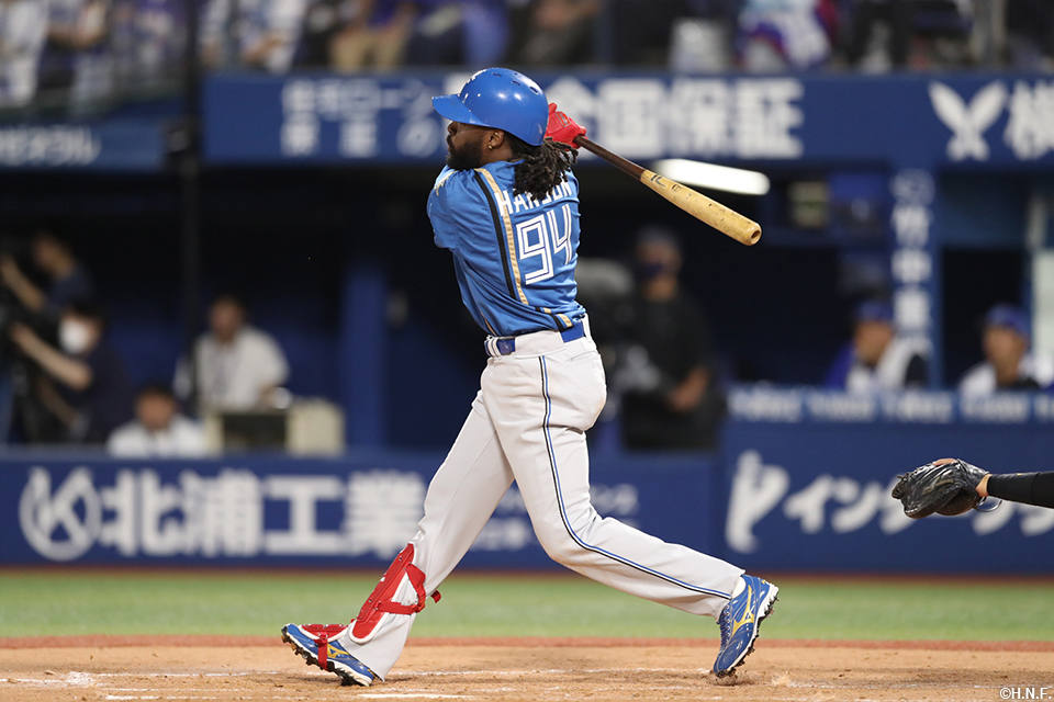 5回表、ライトへ先制の本塁打を放つハンソン選手01