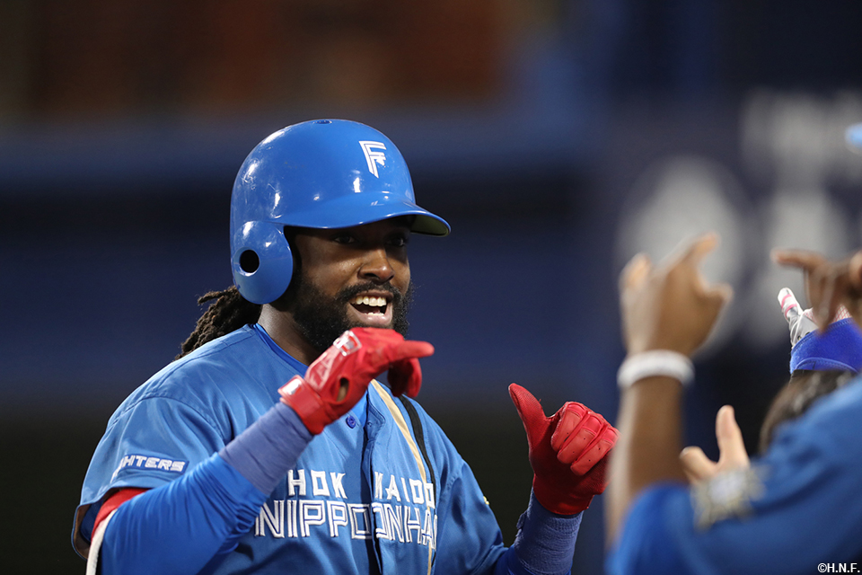 5回表、ライトへ先制の本塁打を放つハンソン選手02
