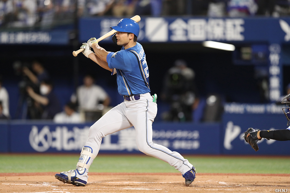 5回表、レフトへヒットを放つ上原投手