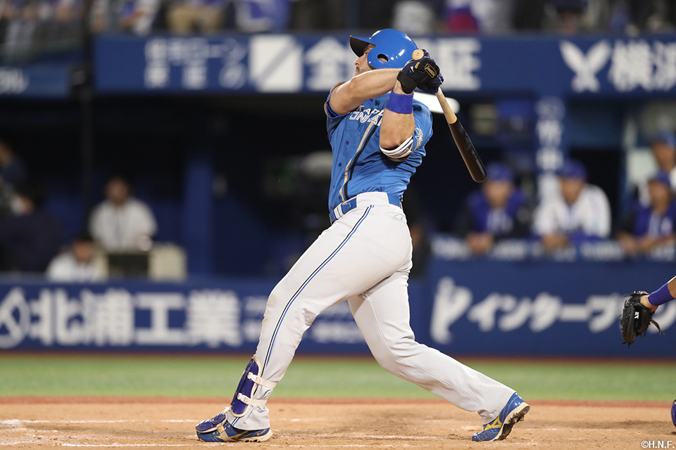 8回表、ライトへ同点適時打を放つマルティネス選手