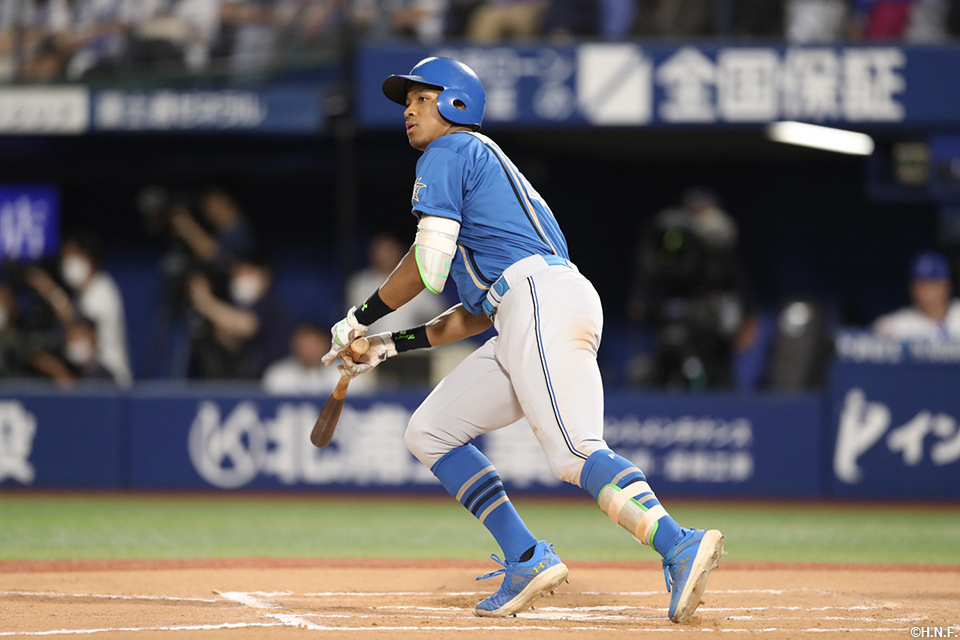 10回表、勝ち越しの本塁打を放つ万波選手01