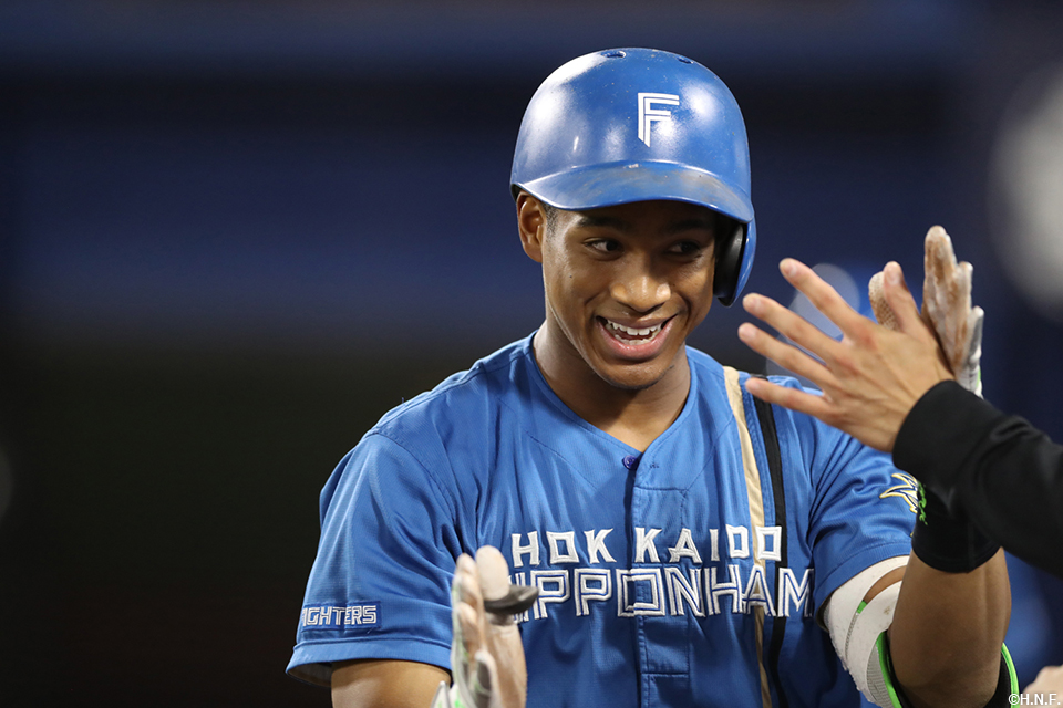 10回表、勝ち越しの本塁打を放つ万波選手02