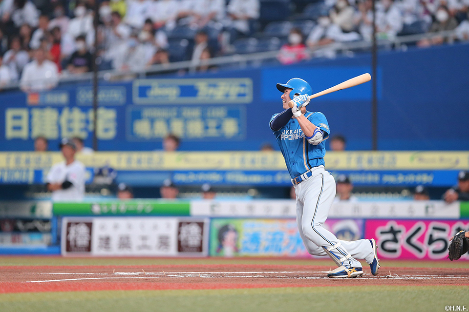 1回表、ライトへヒットを放つ松本剛選手