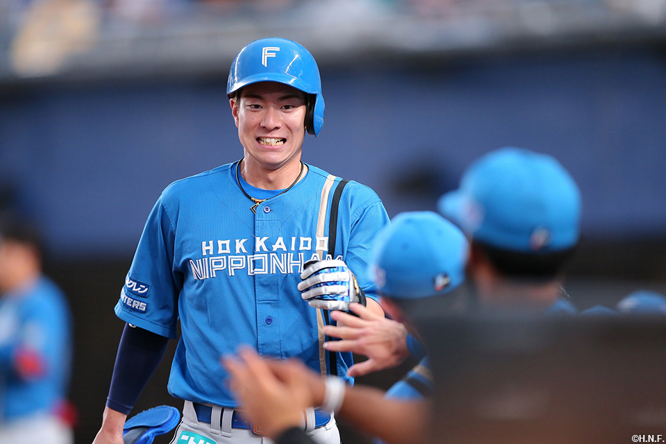 1回表、生還する松本剛選手