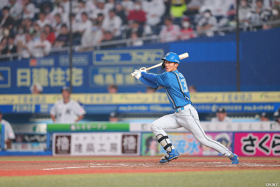 5回表、センターへ二塁打を放つ石井選手01