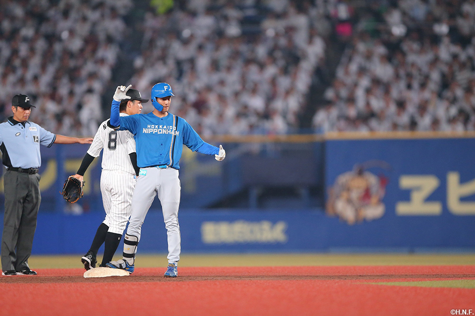 5回表、センターへ二塁打を放つ石井選手02