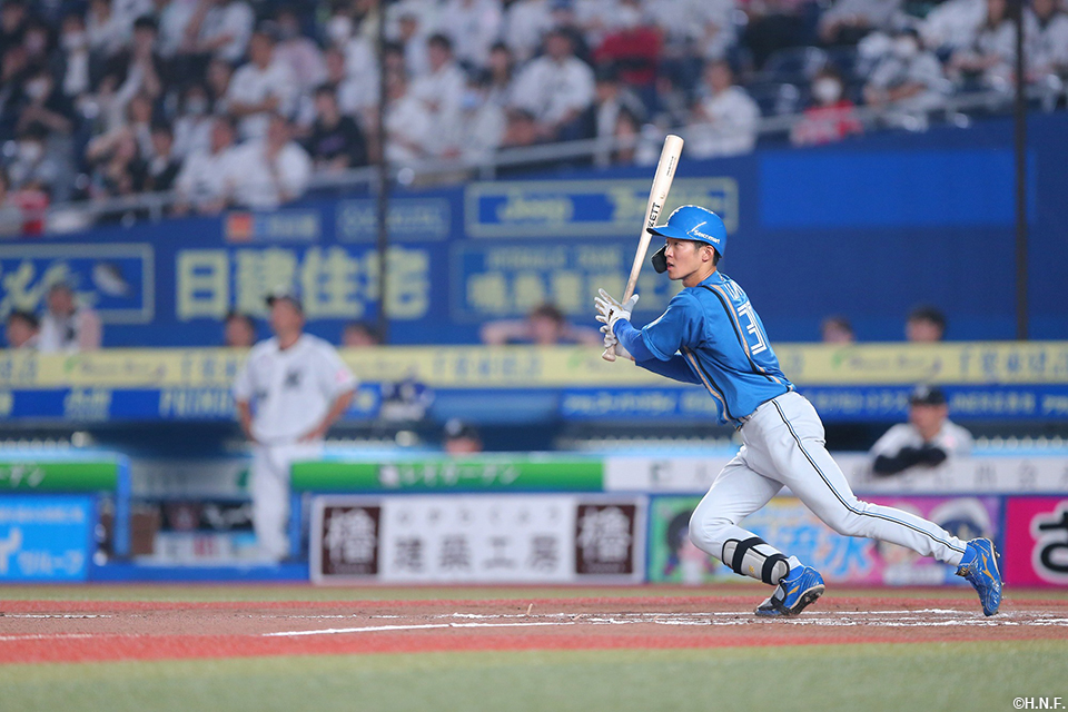 7回表、センターへ適時二塁打を放つ石井選手