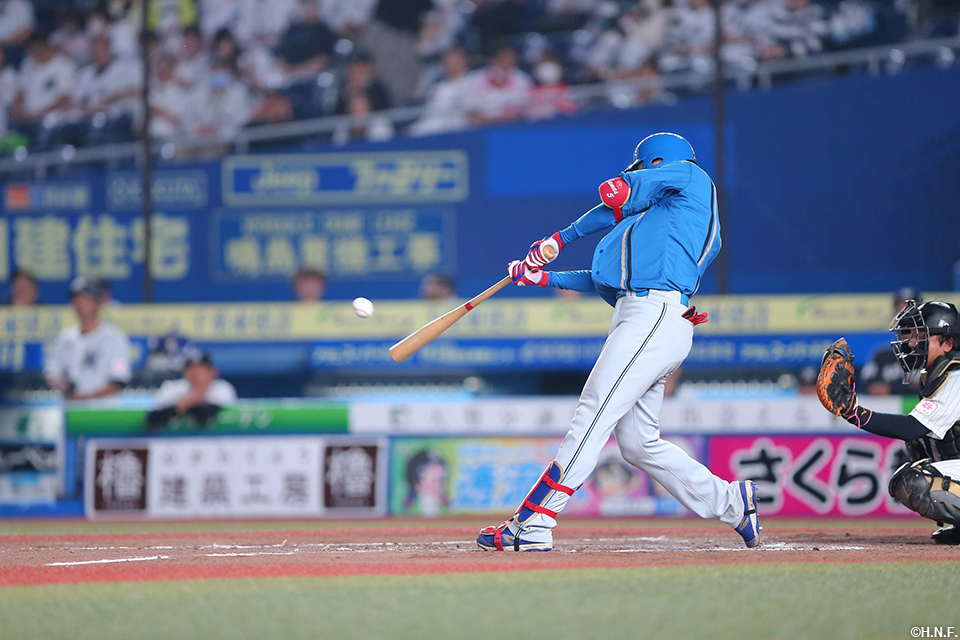 8回表、レフトへ本塁打を放つ野村選手01